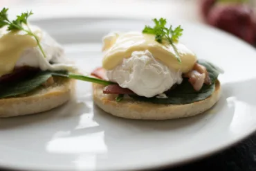 Huevos escalfados con gambas