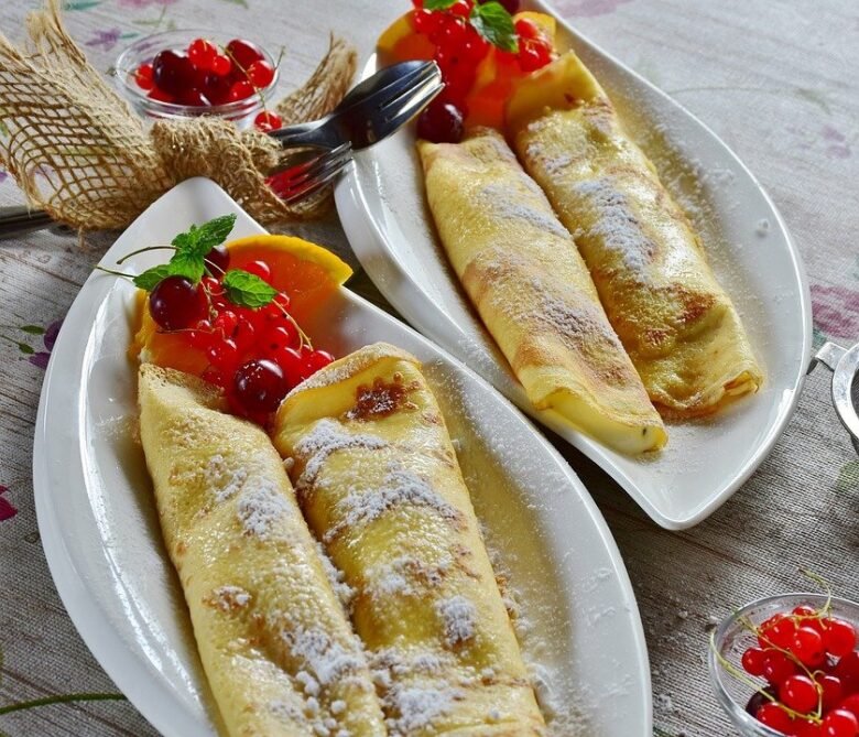 Crepes rellenas de gambas y mejillones al azafrán