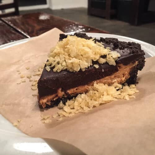 Pastel de plátano cubierto de chocolate