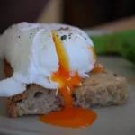 Huevos escalfados ,en tomates guisados