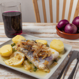 merluza al horno con patatas cebolla y vino blanco