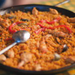 Como preparar una deliciosa paella de pollo en casa