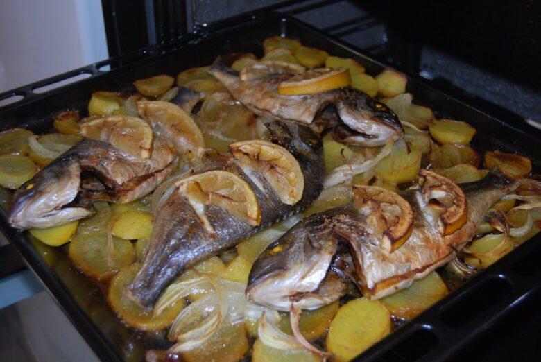 Sargo al horno con patatas y puerro